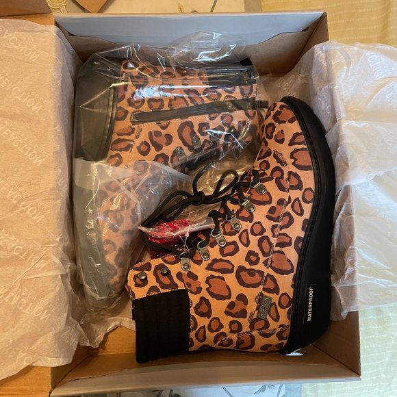 NEW IN BOX KENNETH COLE REACTION "RHYME" HIKER-STYLE BOOT LEOPARD 7.5 - Picture 3 of 4